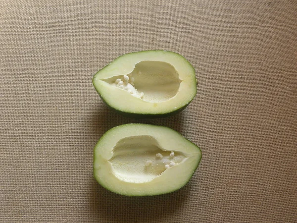 Dilimlenmiş beyaz kesim ham Papaya meyvesi