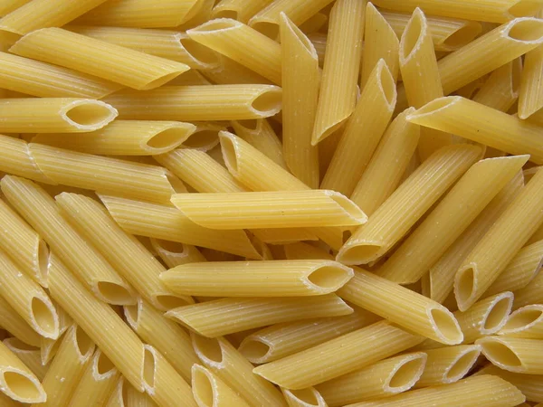 Sarı renk çiğ Penne rigate makarna.