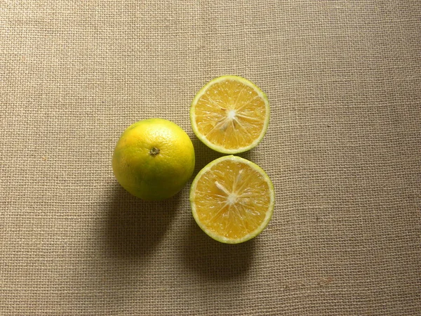 Gelbe Und Grüne Farbe Ganze Reife Limettenfrüchte Oder Zitruslimette — Stockfoto