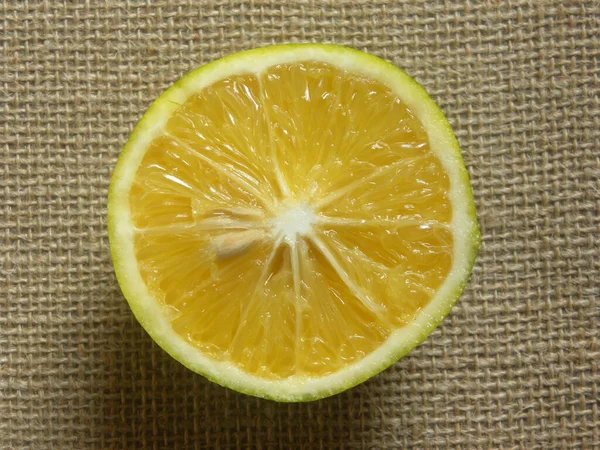 Klipp Tvärsnitt Detalj Gul Färg Skivad Mogen Söt Lime Frukt — Stockfoto