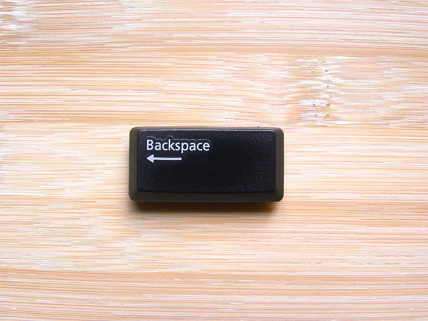 Bilgisayar klavyesinin siyah renkli Backspace anahtarı