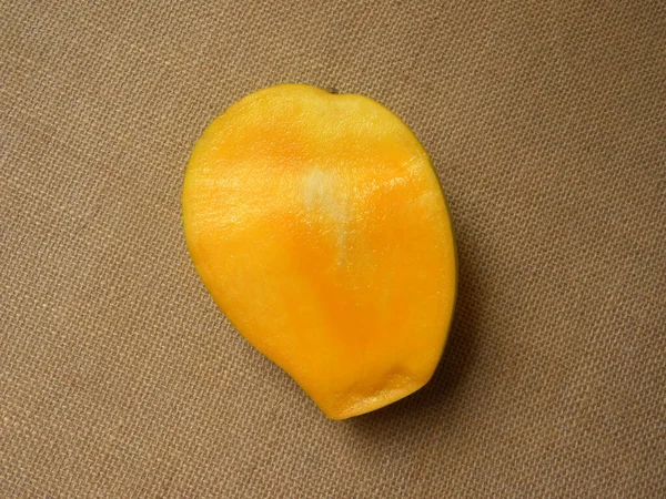 Wytnij Połowę Żółtego Koloru Dojrzałe Świeże Banganapalli Mango — Zdjęcie stockowe