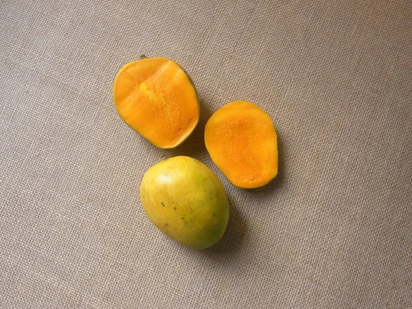 Mangos Sindhura Enteros Cortados Color Amarillo Maduros —  Fotos de Stock