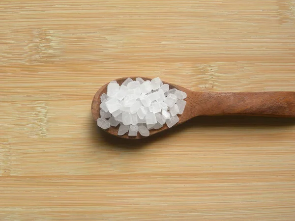 Beyaz Renkli Misri Kaya Şekeri Tatlandırıcısı Tahta Kaşıkta — Stok fotoğraf