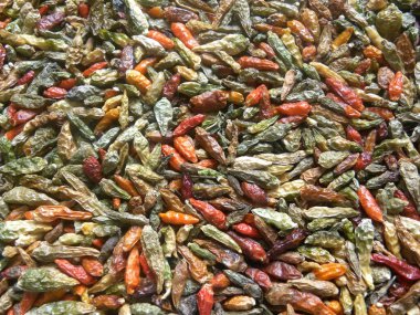 Renkli kurutulmuş çiğ kuş gözü biberi.