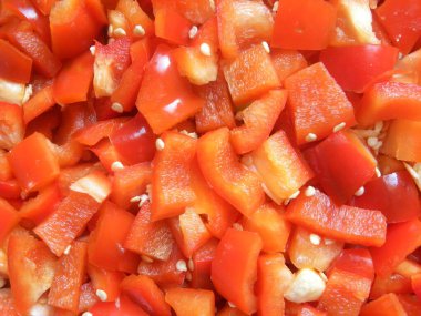 Kırpılmış kırmızı, çiğ dolma biber.