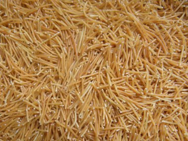 Sarı renkte kızarmış Vermicelli makarna.