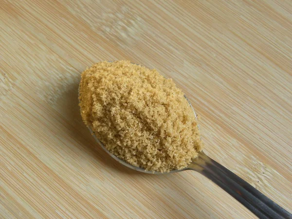 不锈钢勺子上的褐色糖粉 — 图库照片