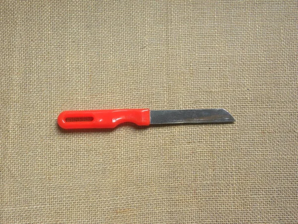 赤の色ステンレス鋼の鋸歯状ナイフ — ストック写真