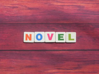 Tahta arka planda kelime romanı