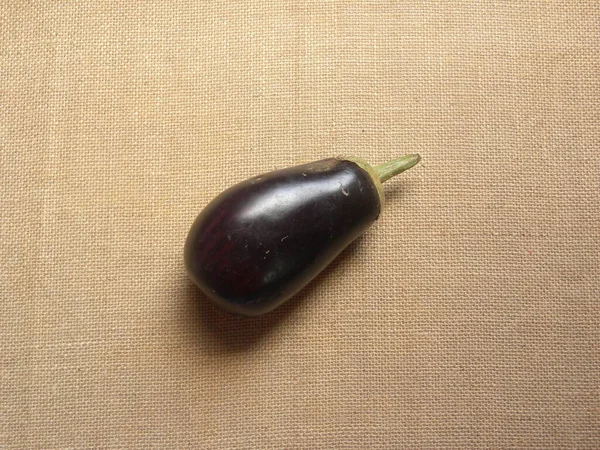 Color Púrpura Oscuro Crudo Forma Botella Entera Berenjena —  Fotos de Stock