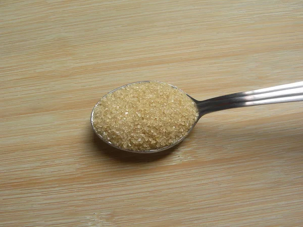 Braune Zuckerkristalle Auf Einem Edelstahllöffel — Stockfoto