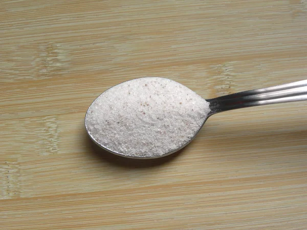 不锈钢勺子上的白色和粉色喜马拉雅山石盐粉 — 图库照片