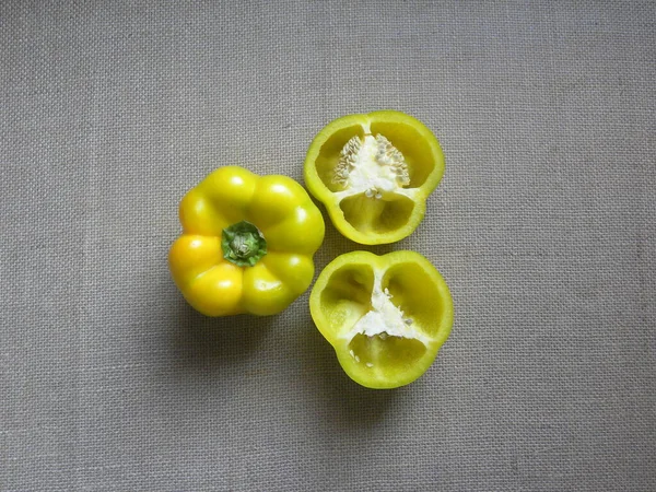 Whole Cut Yellow Color Raw Bell Peppers — Stock Photo, Image