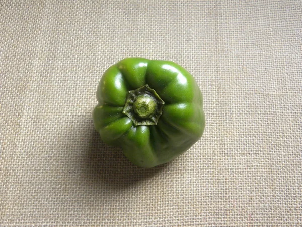 Green Color Raw Whole Bell Pepper — Stock Photo, Image