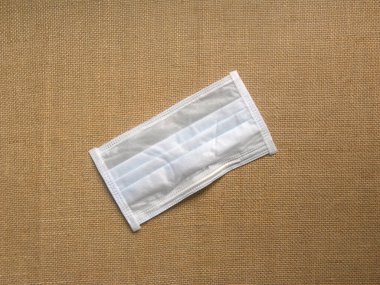 Mavimsi beyaz tek kullanımlık cerrahi maske