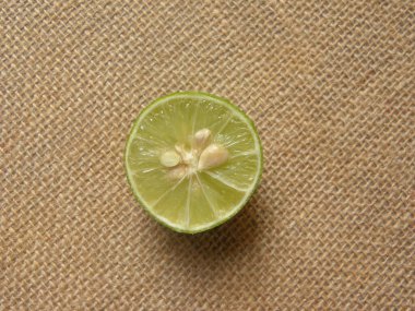 Yeşil rengin yarısını dilimle çiğ limon meyvesi