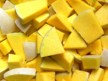 Dilimlenmiş sarı taze tereyağlı kabak.