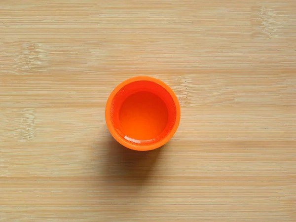 Вид Сверху Жидкость Мытья Пола Оранжевого Цвета Круглом Стаканчике — стоковое фото