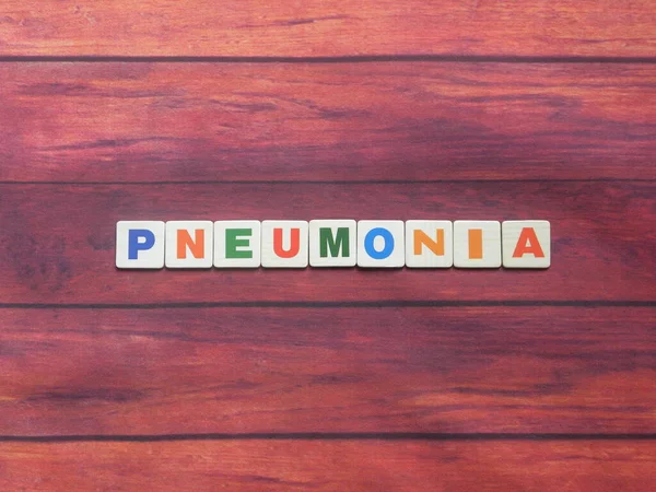 Slovo Pneumonie Pozadí Dřeva — Stock fotografie