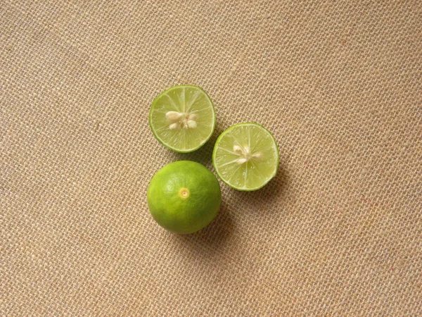 Cor Verde Inteira Cortada Frutas Frescas Cruas Limão — Fotografia de Stock