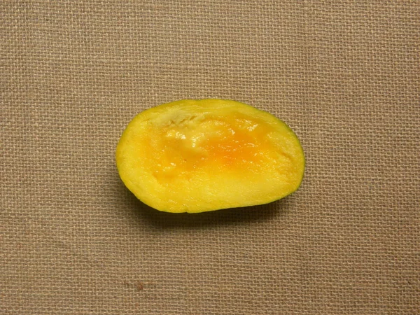 Cut Half Yellow Ripe Fresh Chaunsa Mango — Stock Photo, Image
