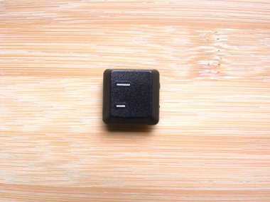 Siyah renk Eksi ve Bilgisayar klavyesinin altını çiz