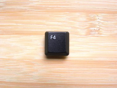 Bilgisayar klavyesinin siyah renkli F4 anahtarı