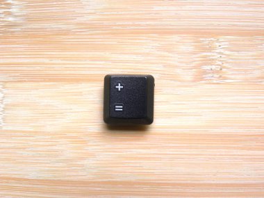 Siyah renk Plus ve bilgisayar klavyesinin eşit tuşu