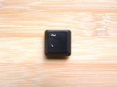 Bilgisayar klavyesinin siyah renkli Tilde tuşu