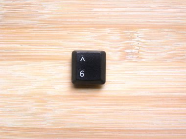 Bilgisayar klavyesinin siyah renkli Caret anahtarı