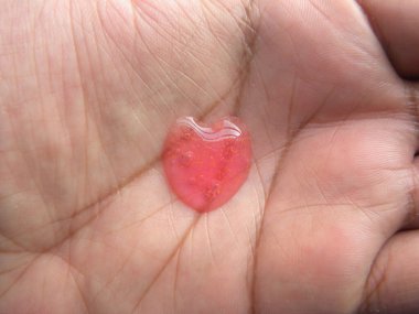 Bir tutam kırmızı renk kalp şeklinde el yıkama jeli