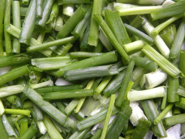 Doğranmış yeşil renkte taze soğan.