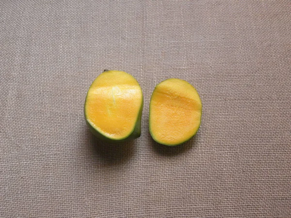 半截黄色成熟卡拉帕德芒果 — 图库照片