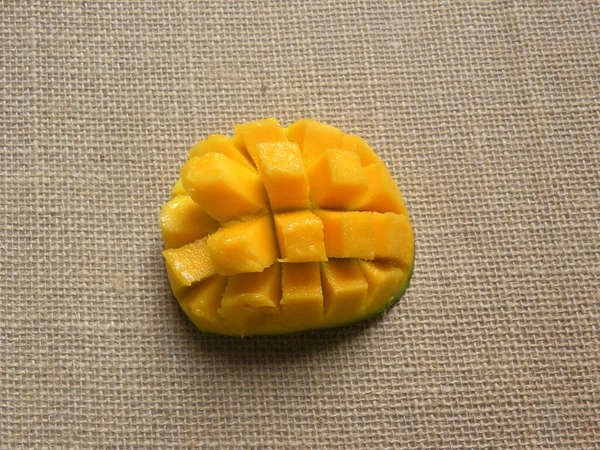 Gelbe Farbe Igel Geschnitten Reife Kalaphad Mango — Stockfoto