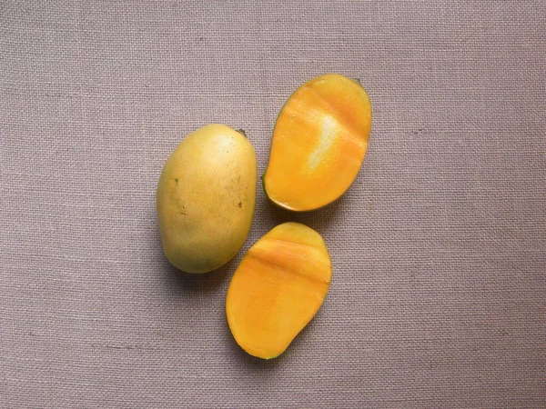 Seluruh Dan Memotong Warna Kuning Matang Mangga Mallika Segar — Stok Foto