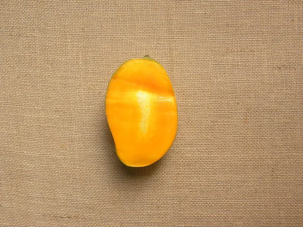 切一半黄色成熟新鲜马利卡芒果 — 图库照片