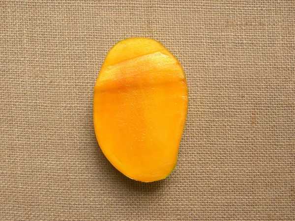 切一半黄色成熟新鲜马利卡芒果 — 图库照片