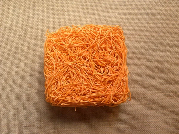 Bloque Fideos Cuadrados Secados Crudos Color Naranja —  Fotos de Stock