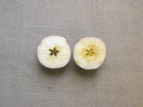 Hälften Des Frischen Red Delicious Apfels Schneiden — Stockfoto