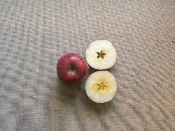 Entero Cortado Maduro Fresco Rojo Deliciosa Manzana — Foto de Stock