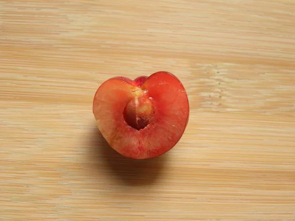 Corte Metade Cor Vermelha Madura Cereja Fresca — Fotografia de Stock