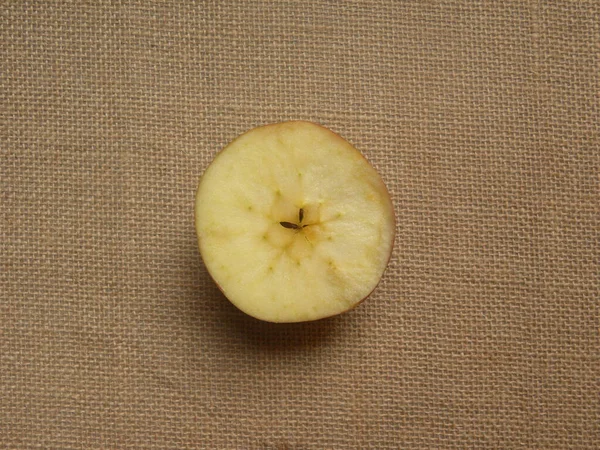 Couper Moitié Pomme Fuji Fraîche Mûre — Photo