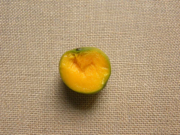 熟した砂糖の赤ん坊のマンゴーの半分を切る — ストック写真