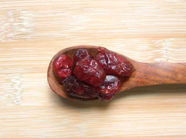 Red Color Raw Dried Cranberry Wooden Spoon — Stock Photo, Image