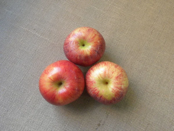 Pommes Gala Fraîches Mûres Entières Couleur Rouge — Photo