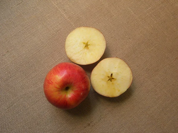 Manzanas Gala Frescas Enteras Cortadas — Foto de Stock