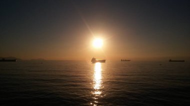 Nascer do sol, amanheker no mar, com ambargosu ao fundo