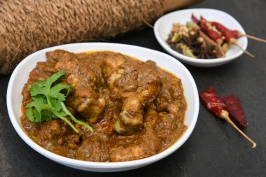 Chettinad tavuğu köri Güney Hindistan 'ın Tamil Nadu şehrinde bulunan acı ve baharatlı bir yemektir. Et / vejetaryen olmayan yemek tarifi / mutfağı için Hindistan baharatı, hindistan cevizi veya garam masala 'dan yapılan sos..