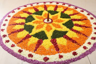Kerala Onam festivali çiçek yatağı veya Pookalam dekorasyonu, Onam, Vishu kutlaması, Hindistan 'ın Kerala kentindeki tropikal taze çiçeklerin kusursuz desenleri. Hint festivali Diwali.